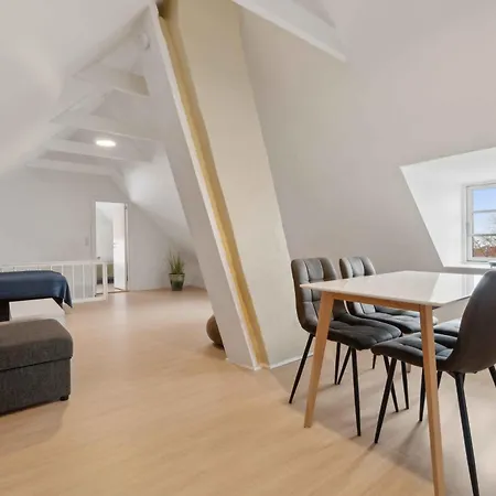 Idyllic Townhouse With Private Garden *