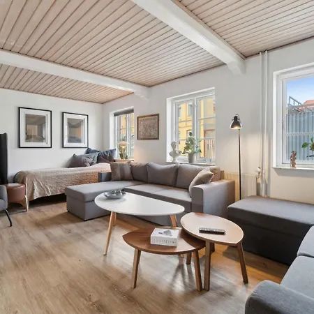 Idyllic Townhouse With Private Garden Villa